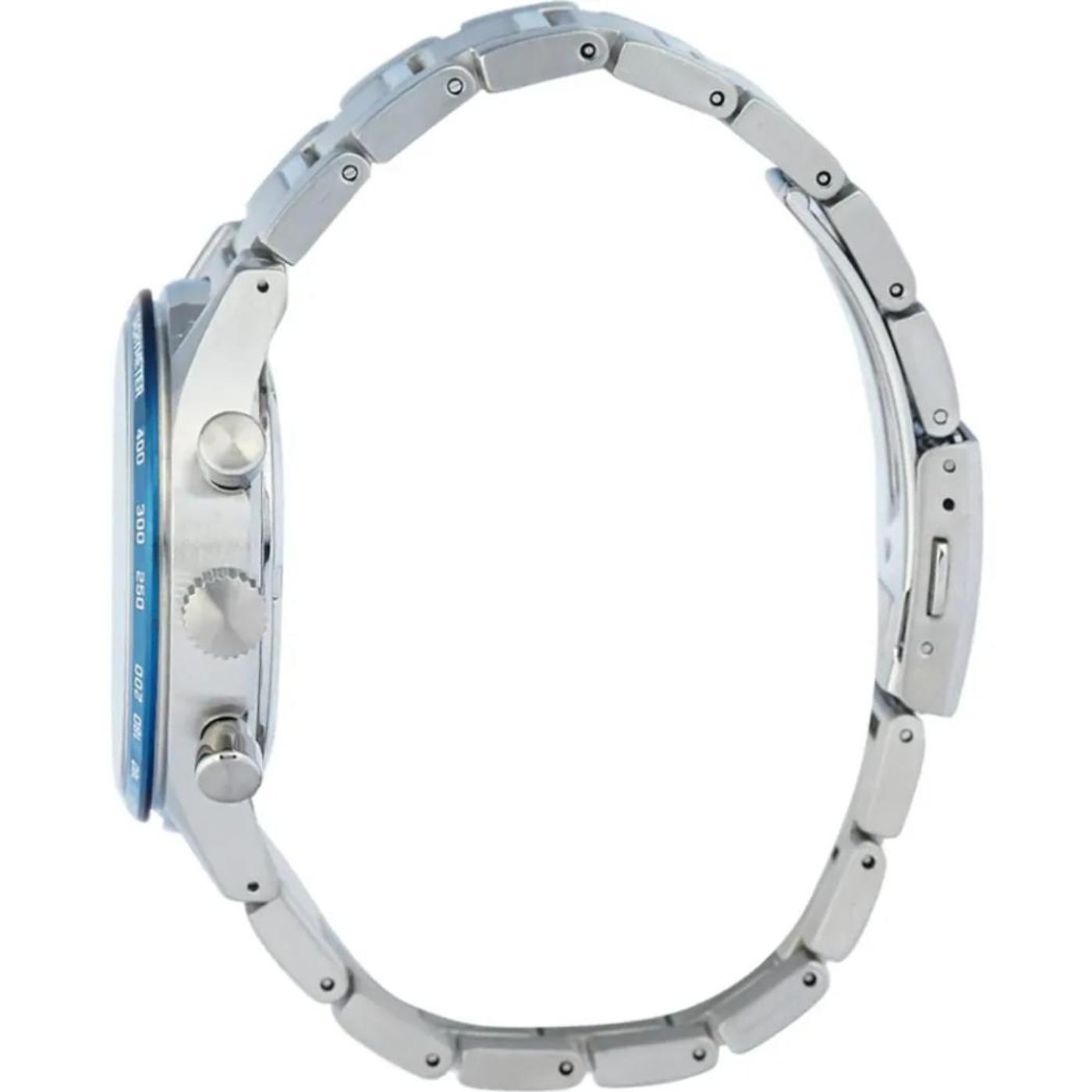 Vista lateral completa del Seiko SSB445P1 mostrando la curvatura del brazalete de acero y el perfil de la caja con sus controles.