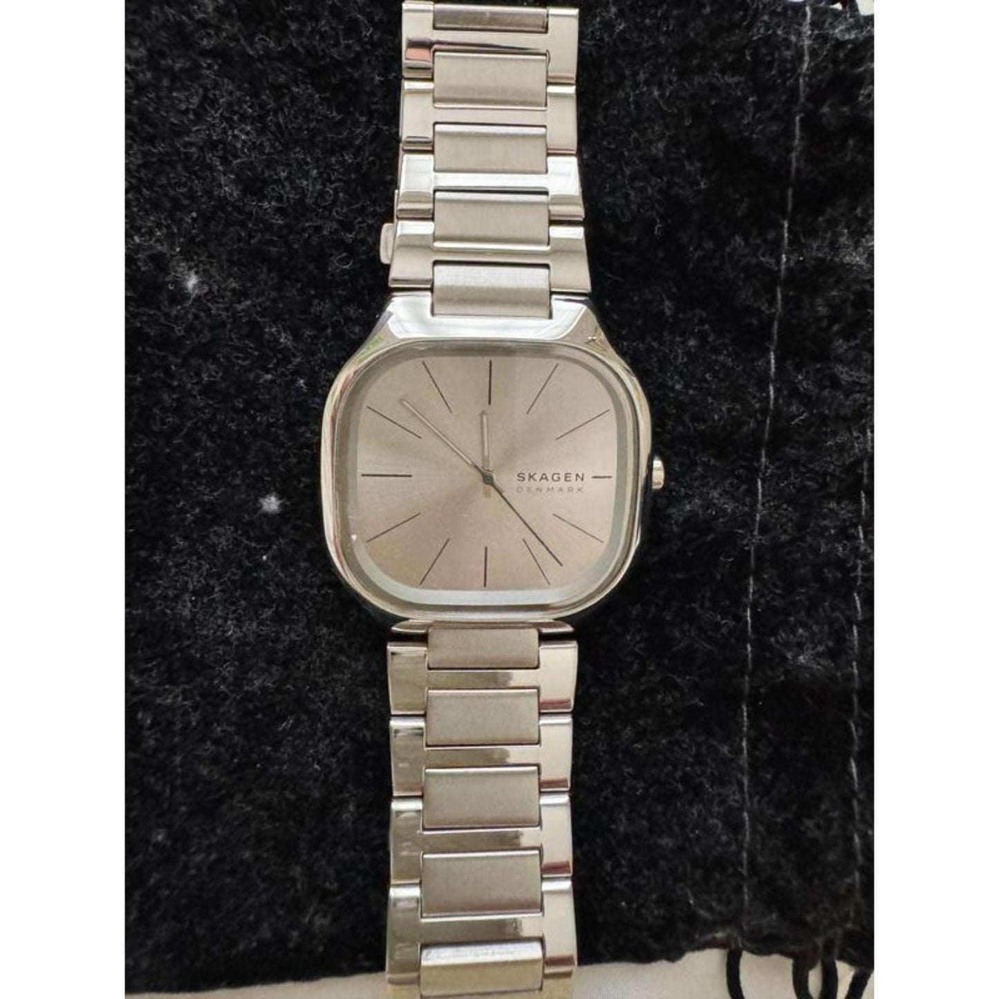 Skagen Mellem SKW6934 women’s minimalist stainless steel watch with silver dial and integrated bracelet displayed in an elegant lifestyle setting.