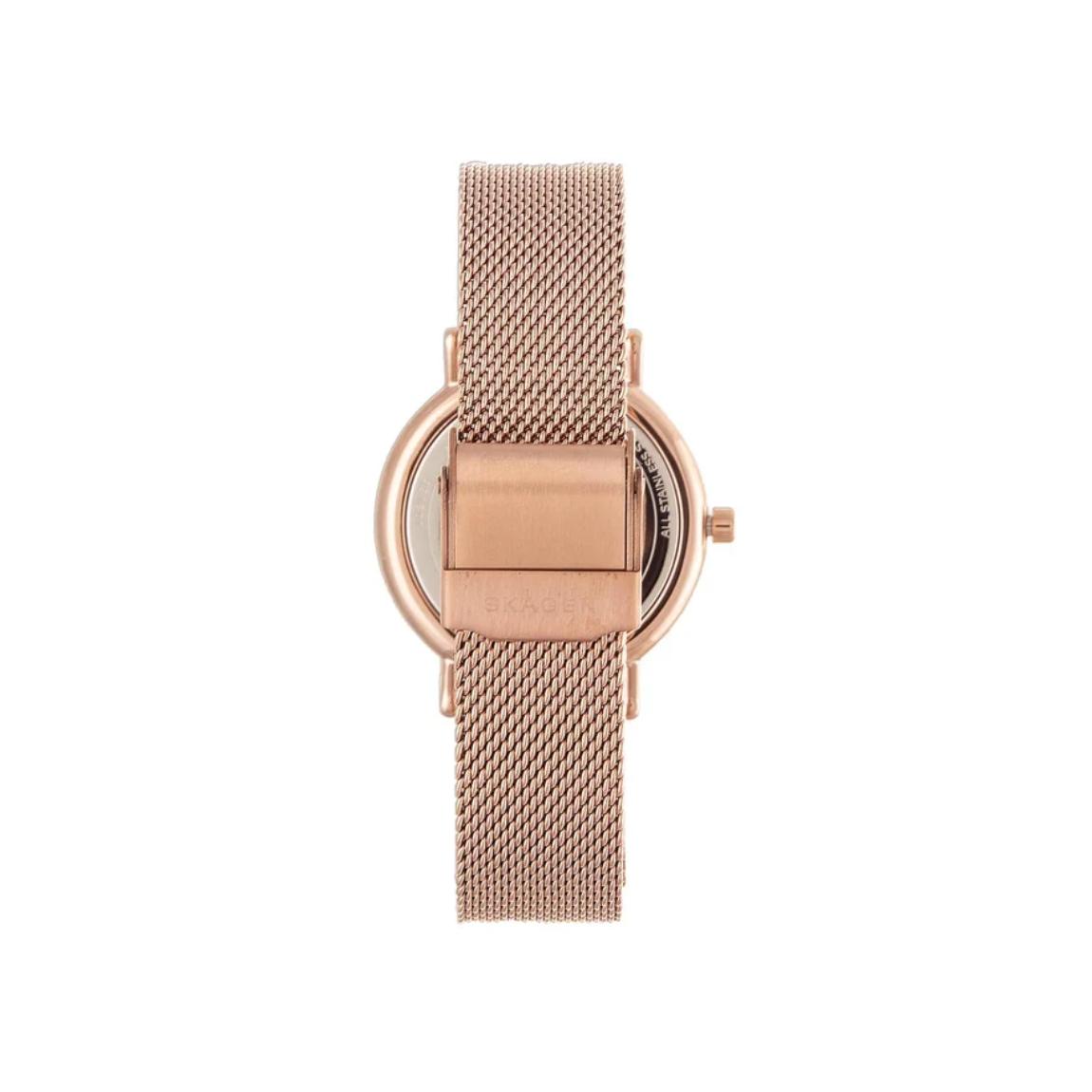 Vista trasera del reloj Skagen Signatur Lille SKW2694 para mujer, con caja rosa dorada y brazalete de malla milanesa con cierre ajustable.