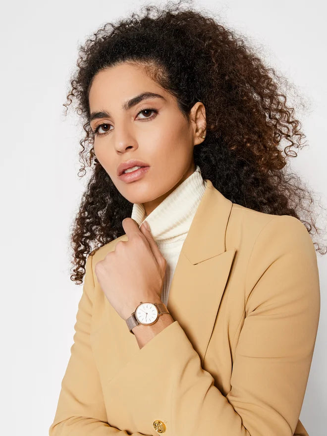 Reloj Skagen Signatur Lille SKW2694 para mujer con caja rosa dorada y malla milanesa, visto en muñeca en sesión lifestyle con outfit elegante.
