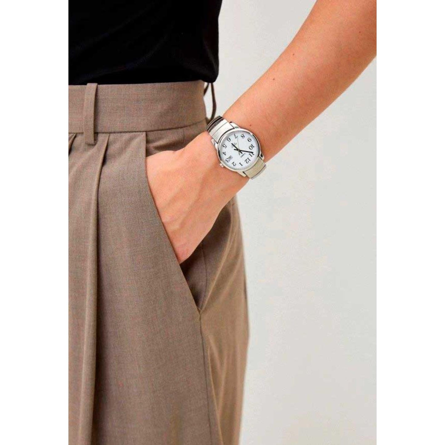 Timex Easy Reader 35mm men’s watch with white dial and stainless steel expansion bracelet worn on the wrist with a casual outfit.
