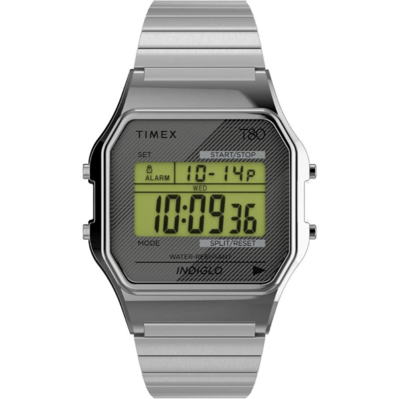 reloj digital Timex con caja rectangular plateada, pantalla LCD retroiluminada y brazalete metálico visto de frente