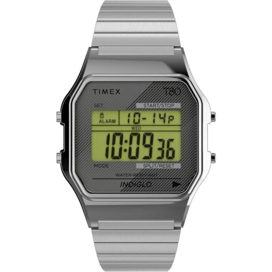 reloj digital Timex con caja rectangular plateada, pantalla LCD retroiluminada y brazalete metálico visto de frente