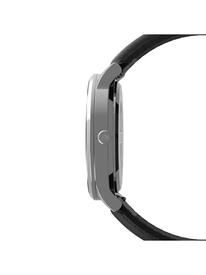 Vista lateral del reloj Timex Waterbury para hombre con caja de acero inoxidable y correa de piel negra.