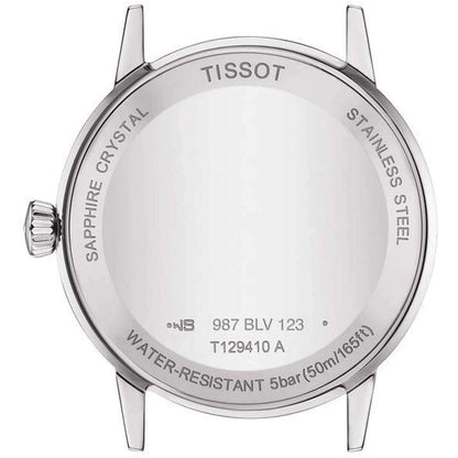 Vista trasera de la caja del Tissot Classic Dream T129.410.11.053.00 en acero pulido, con tapa roscada lisa grabada con cristal de zafiro, resistencia al agua 5 bar y referencias del modelo.