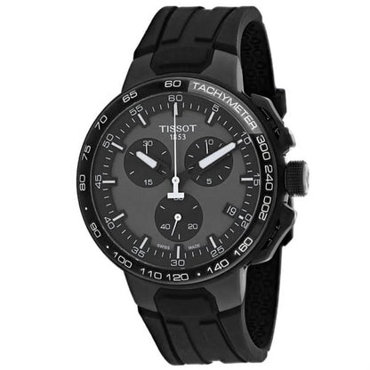 Reloj deportivo Tissot T-Race Cycling T111.417.37.441.03 con caja redonda negra y correa de caucho negro texturizada, visto en tres cuartos, mostrando bisel taquímetro y corona prominente