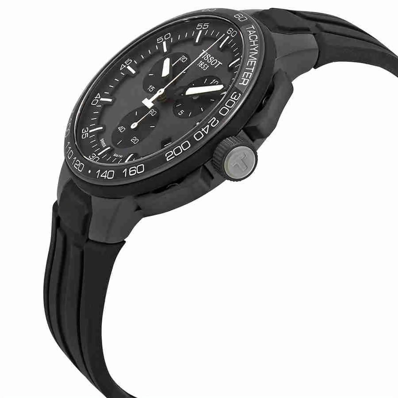 Reloj Tissot T-Race Cycling T111.417.37.441.03 en vista tres cuartos, con caja y bisel negros con escala taquimétrica blanca, esfera cronógrafo negra y correa de caucho negro deportiva.