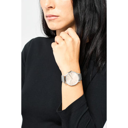 Reloj Tommy Hilfiger 1782244 para mujer puesto en la muñeca con esfera rosa pálido, caja de acero y brazalete de malla milanesa.