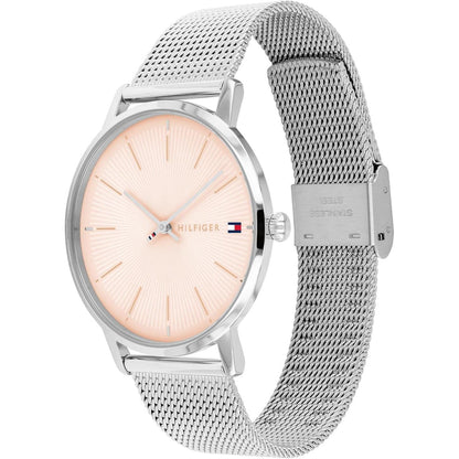 Reloj Tommy Hilfiger 1782244 visto en perspectiva de tres cuartos con esfera rosa de patrón radial y brazalete de malla milanesa de acero.