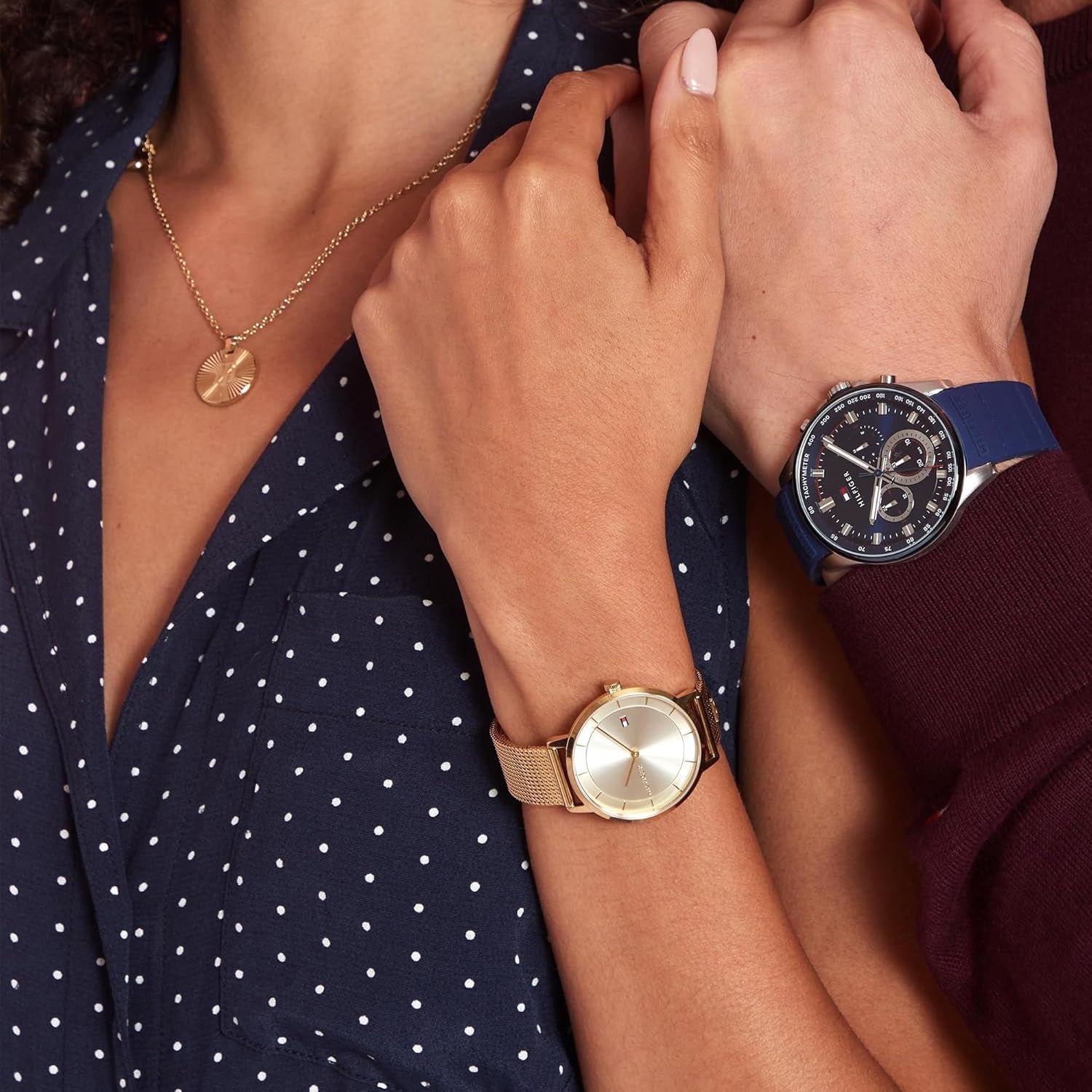 Reloj Tommy Hilfiger 1782286 para mujer en color dorado con pulsera de malla metálica y esfera champán, vista en muñeca.