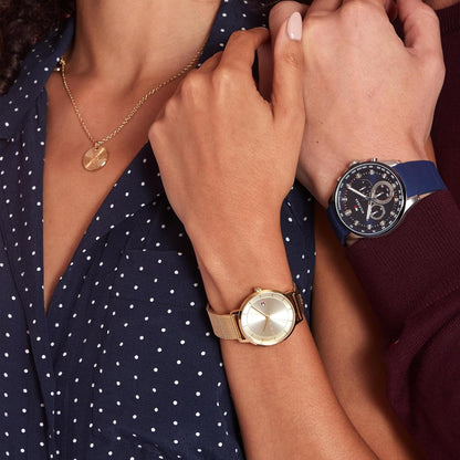 Reloj Tommy Hilfiger 1782286 para mujer en color dorado con pulsera de malla metálica y esfera champán, vista en muñeca.