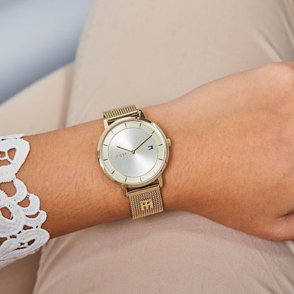 Reloj Tommy Hilfiger 1782286 dorado para mujer con pulsera de malla metálica, vista en muñeca.