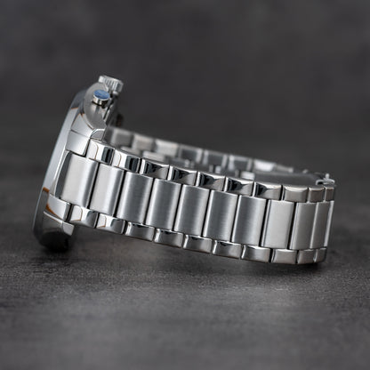 Vista lateral del reloj Tommy Hilfiger 1791348 resaltando el perfil de la caja de acero y la estructura del brazalete de eslabones metálicos.