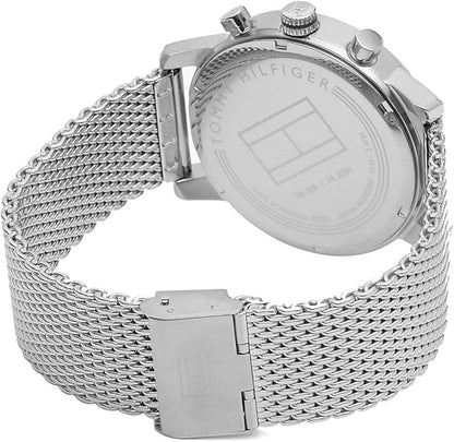 Reloj Tommy Hilfiger analógico de acero mostrado en vista trasera lateral, destacando la malla milanesa y el cierre.
