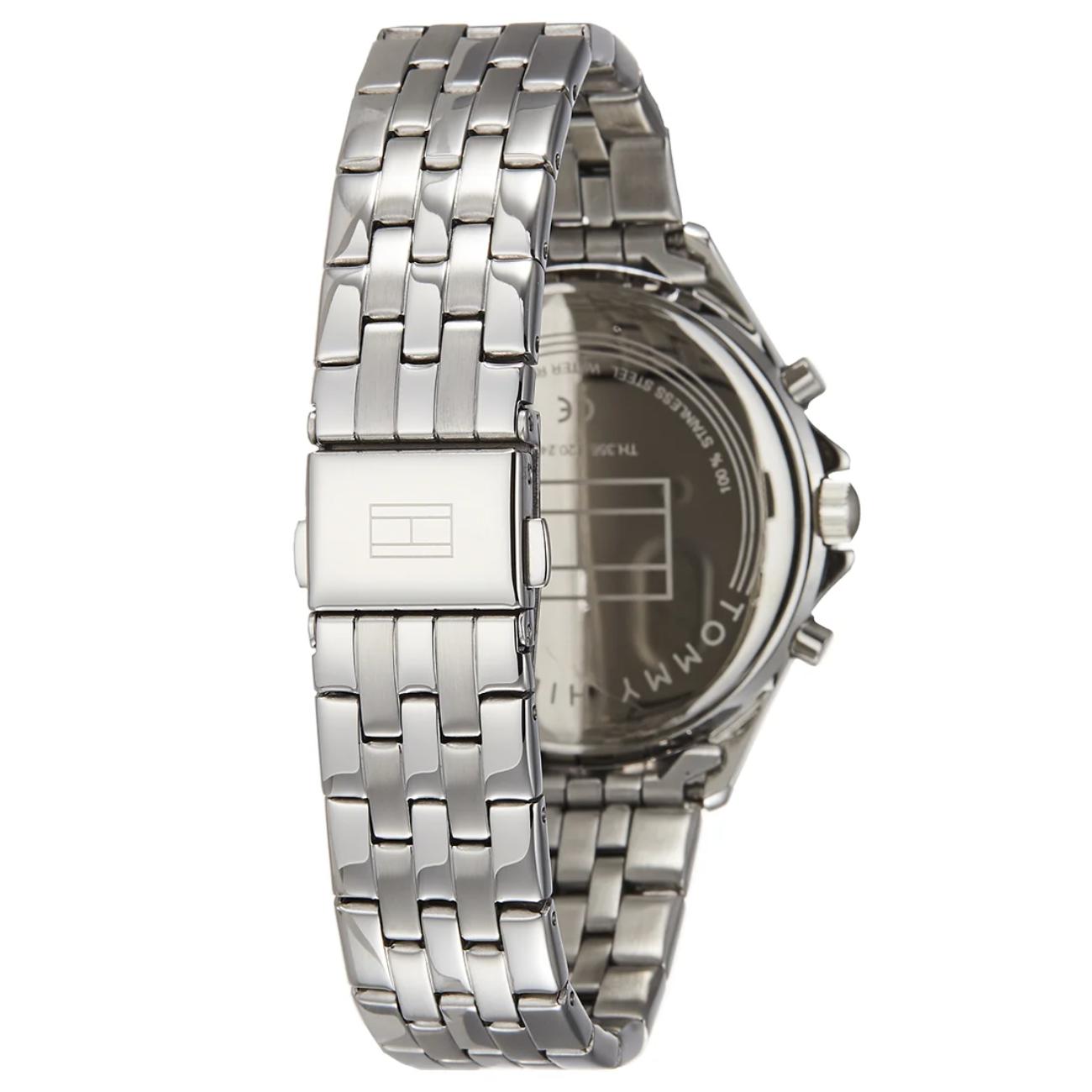 parte trasera del reloj Tommy Hilfiger Ari 1781976 con cierre desplegable y brazalete metálico visto desde atrás