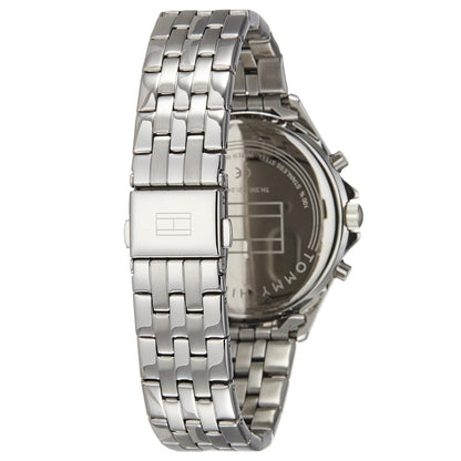 parte trasera del reloj Tommy Hilfiger Ari 1781976 con cierre desplegable y brazalete metálico visto desde atrás
