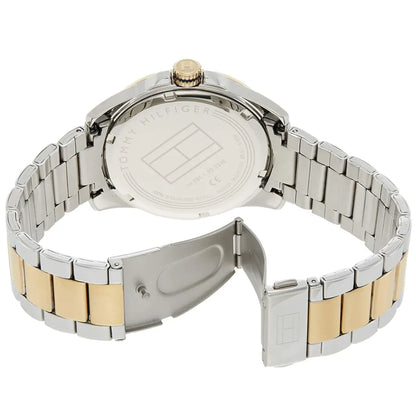 Reloj Tommy Hilfiger bicolor visto desde atrás, mostrando el brazalete de acero plateado y dorado con el cierre desplegado y la tapa trasera grabada con el logo de la marca.