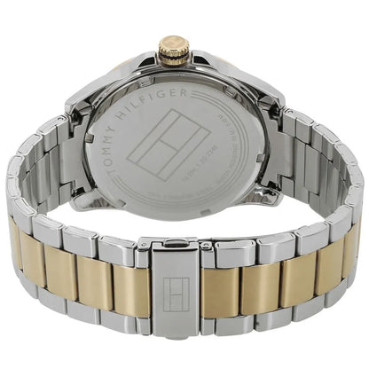 Vista trasera del reloj Tommy Hilfiger bicolor, mostrando la tapa de acero con el logo grabado, la corona dorada y el brazalete en acero plateado y dorado con cierre desplegable.