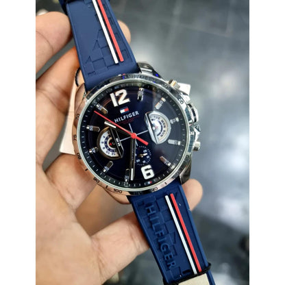 Detalle de la esfera azul marino del reloj Tommy Hilfiger Decker 1791476 con índices blancos, agujas rojas y correa de silicona azul.