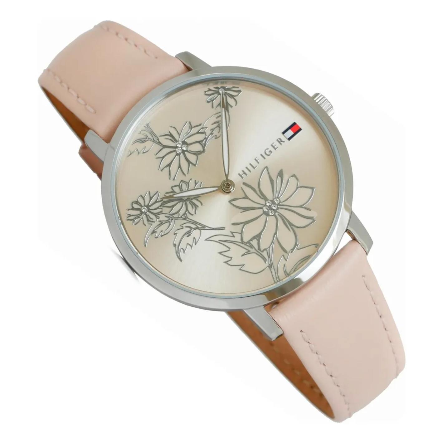 reloj Tommy Hilfiger visto en ángulo lateral con esfera clara decorada con relieve floral y correa rosa clara cosida