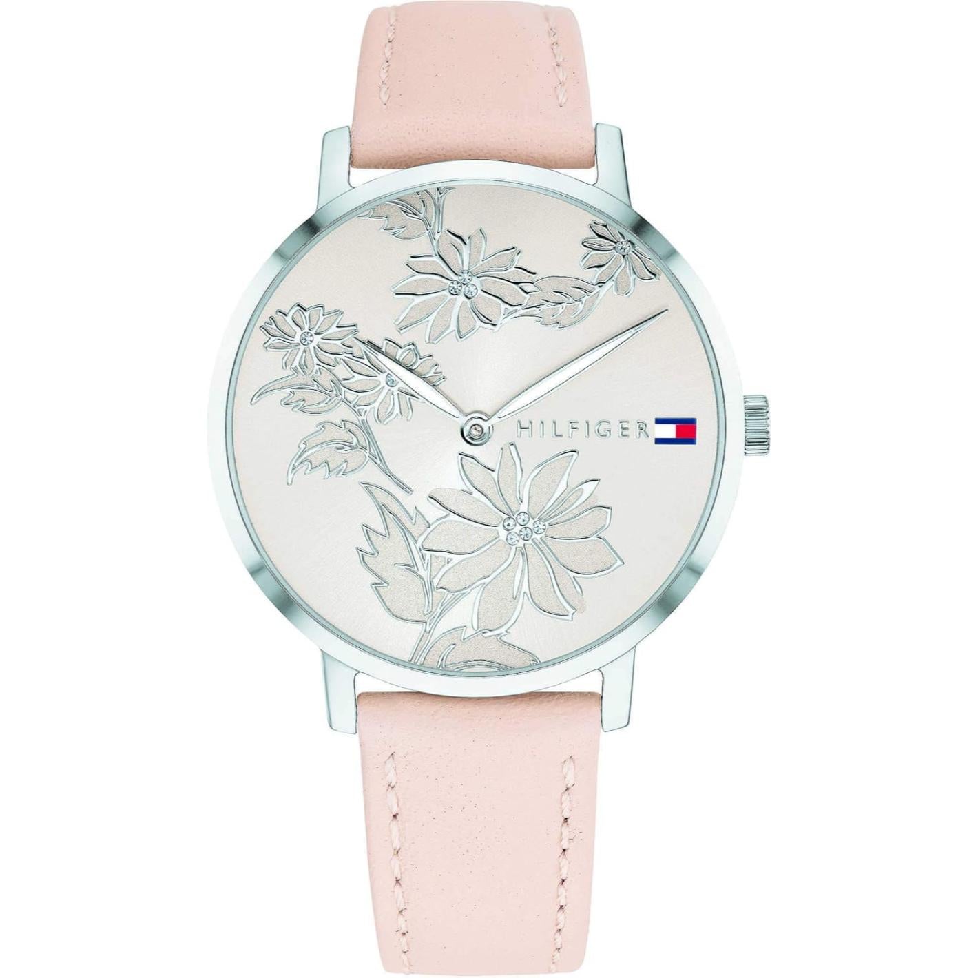 reloj Tommy Hilfiger con esfera decorada con relieve floral y correa rosa de acabado liso visto de frente