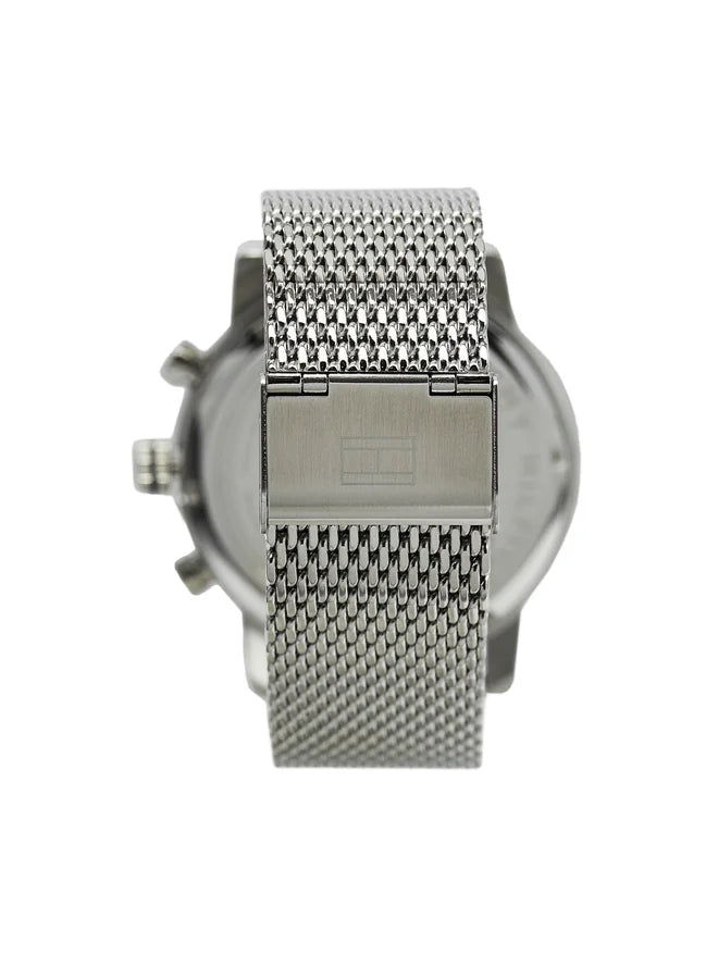 Cierre y correa de malla milanesa en acero inoxidable del reloj Tommy Hilfiger visto desde la parte trasera.